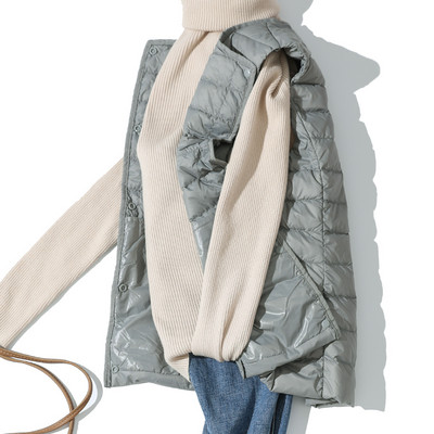 Moodne naiste vest nööpide ja ovaalse kaelusega