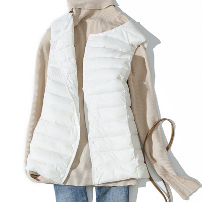 Moodne naiste vest nööpide ja ovaalse kaelusega