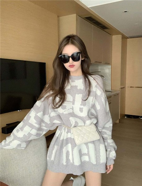 Moodne naiste pikk lai mustriga kampsun