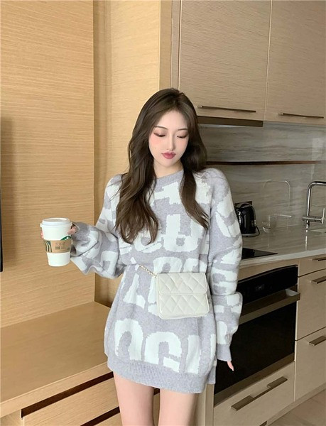 Moodne naiste pikk lai mustriga kampsun