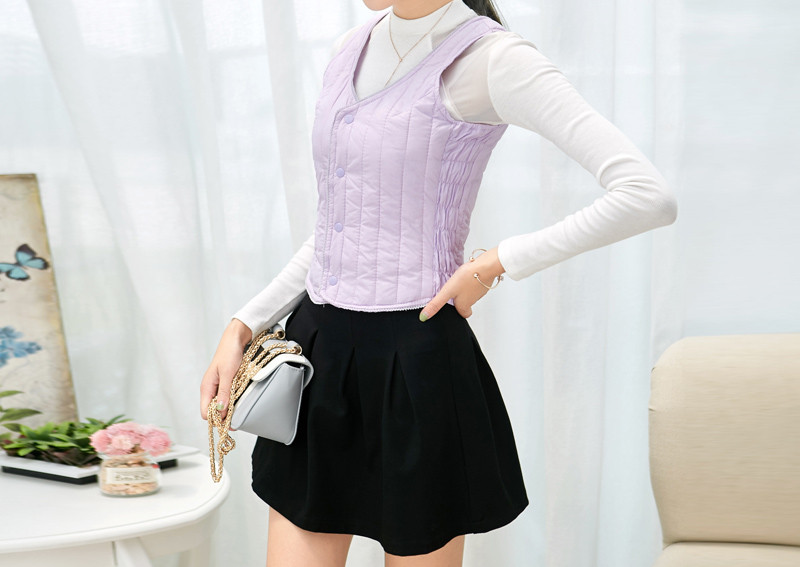 Naiste liibuv vest nööpide ja spitsikaelusega