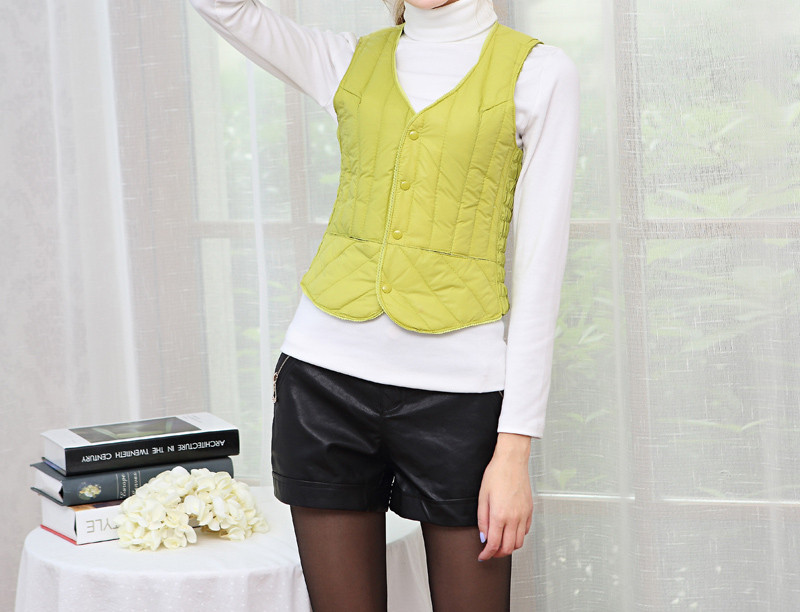 Naiste liibuv vest nööpide ja spitsikaelusega