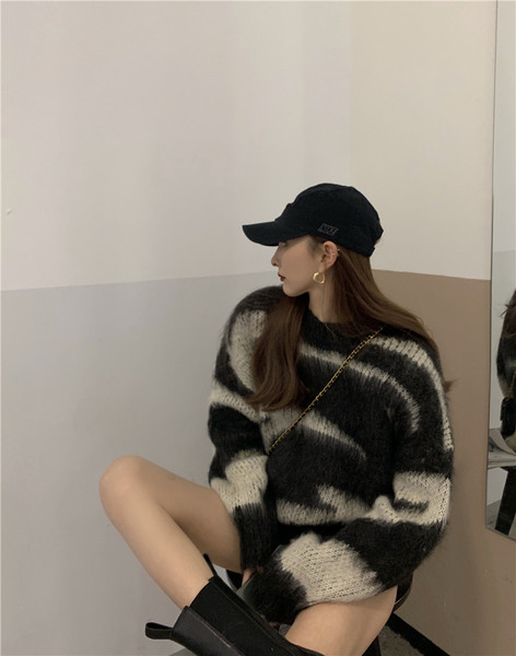 Modernus moteriškas platus megztinis su apvalia iškirpte