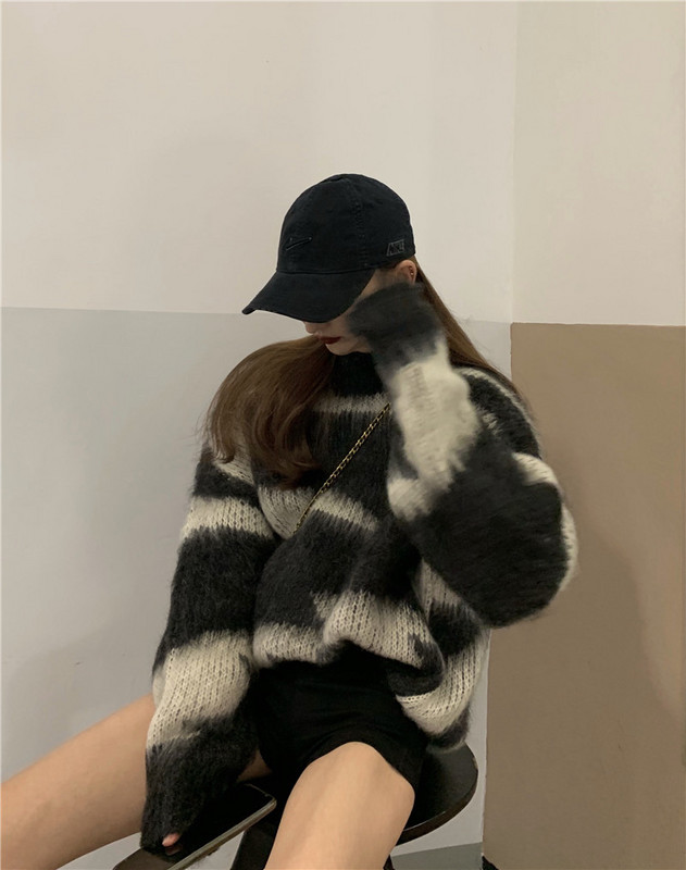 Modernus moteriškas platus megztinis su apvalia iškirpte