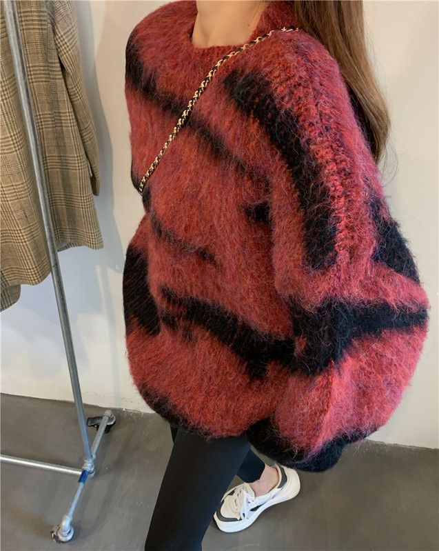 Modernus moteriškas platus megztinis su apvalia iškirpte