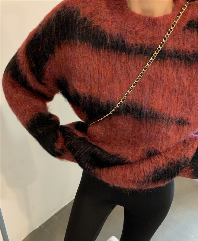 Modernus moteriškas platus megztinis su apvalia iškirpte