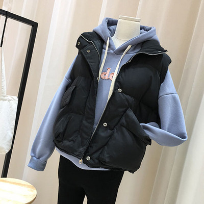 Kelių spalvų moteriška žieminė liemenė su didelėmis kišenėmis