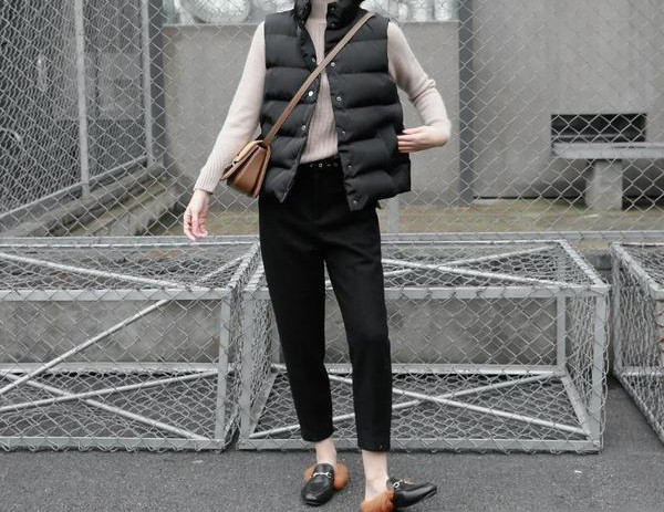 Tavalise pikkusega vabaaja naiste vest, must