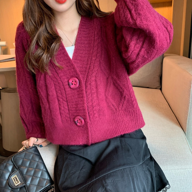 Dabartinė moteriška liemenė su V formos iškirpte ir sagomis