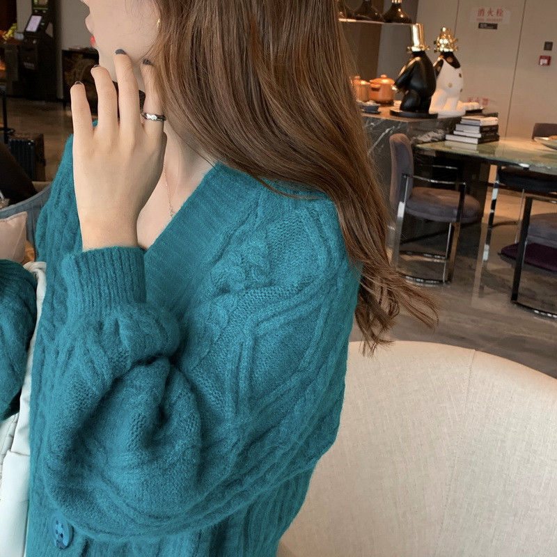 Dabartinė moteriška liemenė su V formos iškirpte ir sagomis