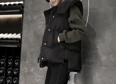 Široki model ženske sportske vestice s kapuljačom i džepovima