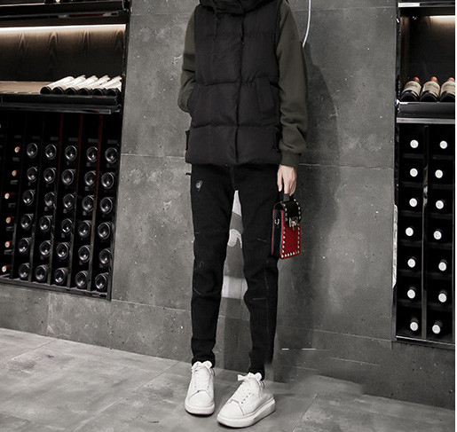 Široki model ženske sportske vestice s kapuljačom i džepovima