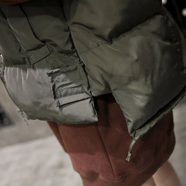 Široki model ženske sportske vestice s kapuljačom i džepovima