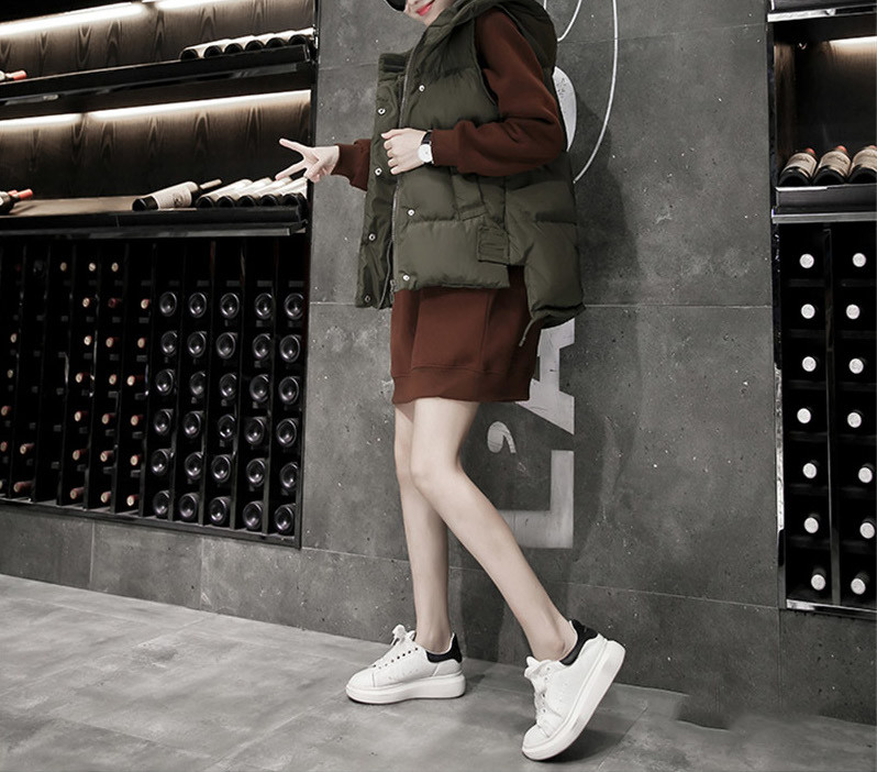 Široki model ženske sportske vestice s kapuljačom i džepovima