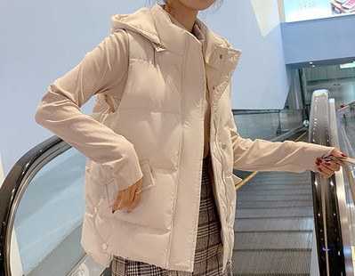 Moteriška žieminė liemenė su gobtuvu – platus modelis