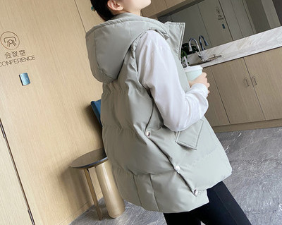 Moteriška žieminė liemenė su gobtuvu – platus modelis