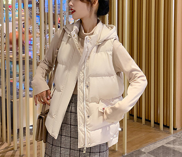 Moteriška žieminė liemenė su gobtuvu – platus modelis