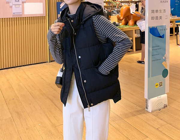 Moteriška žieminė liemenė su gobtuvu – platus modelis