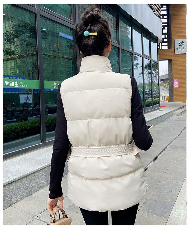 Tõmbluku ja nööpidega naistevest – kõrge kraega