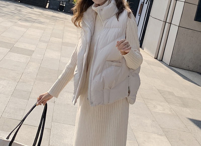 Moteriškas laisvalaikio liemenės pločio modelis su aukšta apykakle