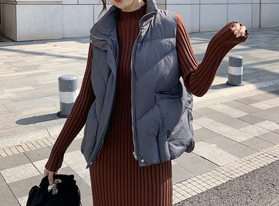 Moteriškas laisvalaikio liemenės pločio modelis su aukšta apykakle