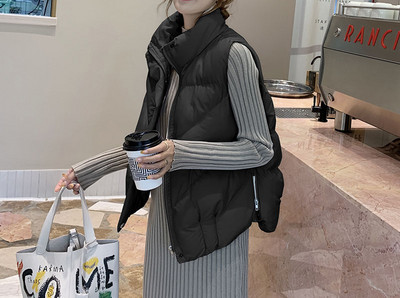 Moteriškas laisvalaikio liemenės pločio modelis su aukšta apykakle