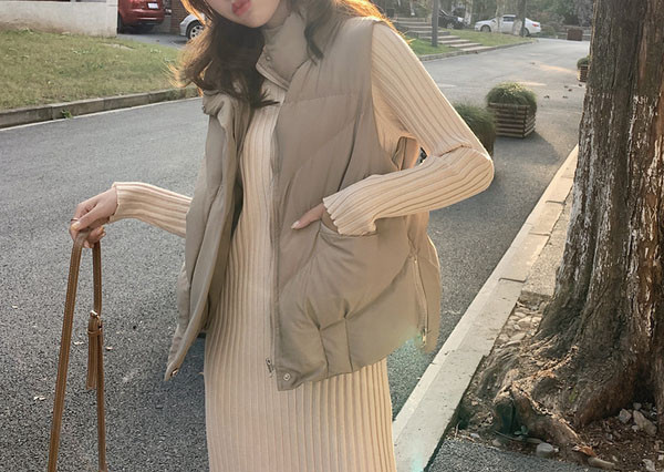 Moteriškas laisvalaikio liemenės pločio modelis su aukšta apykakle