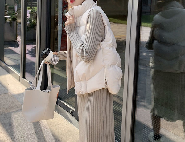 Moteriškas laisvalaikio liemenės pločio modelis su aukšta apykakle