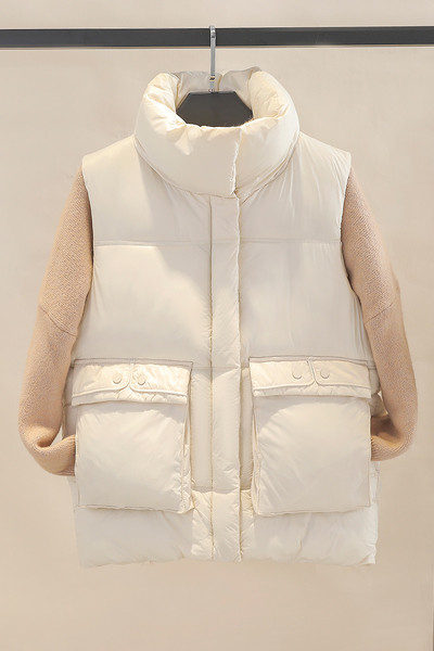 Moderan ženski zimski prsluk sa džepovima i visokim ovratnikom