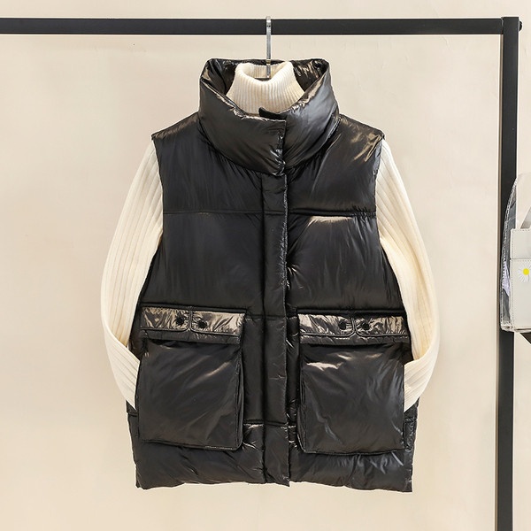 Moderan ženski zimski prsluk sa džepovima i visokim ovratnikom