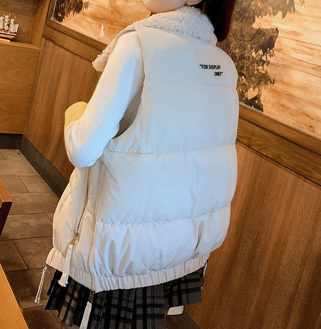 Moteriška rudens-žiemos liemenė su pūkine apykakle