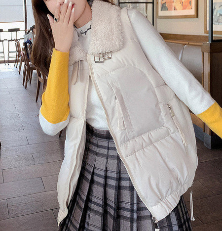 Moteriška rudens-žiemos liemenė su pūkine apykakle