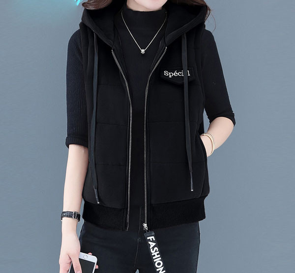 Laisva moteriška liemenė su gobtuvu ir vidutinio ilgio