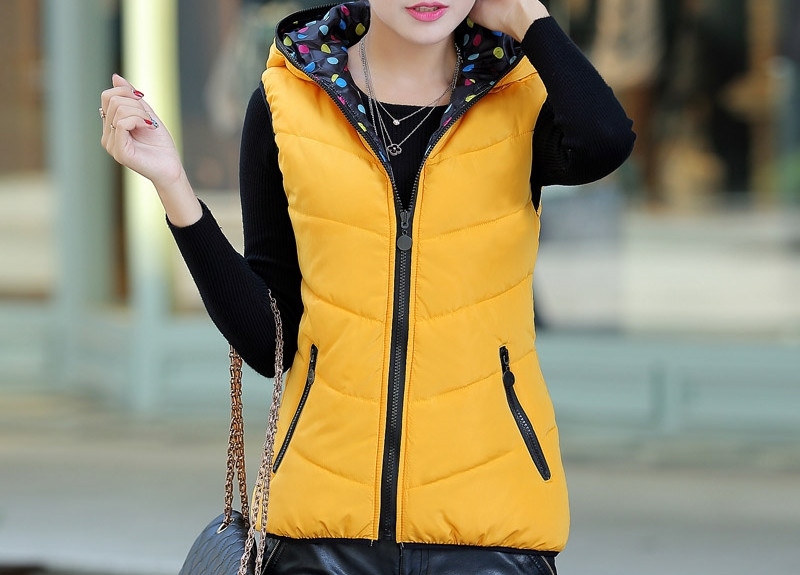 Lühike tõmbluku ja kapuutsiga vest naistele