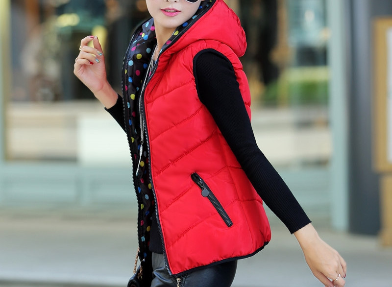 Lühike tõmbluku ja kapuutsiga vest naistele