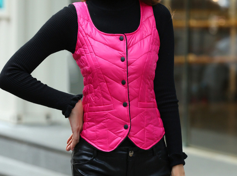 Prigludusi moteriška liemenė kvadratine iškirpte ir sagomis