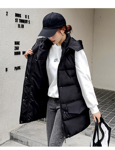 Naiste pika vestiga sirge kapuutsi ja taskutega mudel