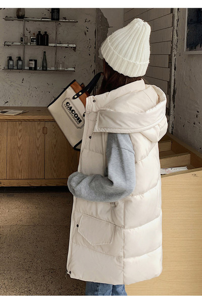 Naiste pika vestiga sirge kapuutsi ja taskutega mudel