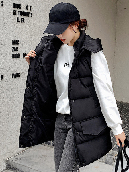 Naiste pika vestiga sirge kapuutsi ja taskutega mudel