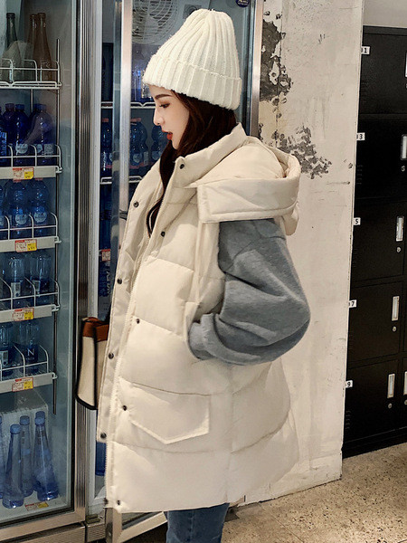 Naiste pika vestiga sirge kapuutsi ja taskutega mudel