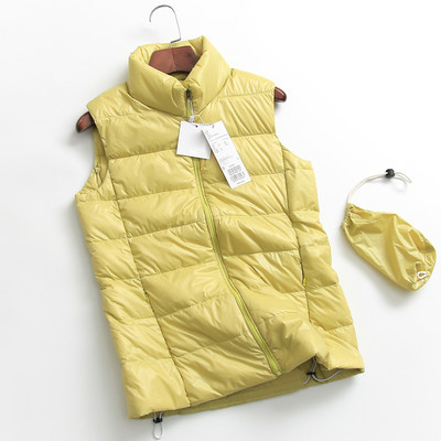 Lengva moteriška liemenė su užtrauktuku ir aukšta apykakle