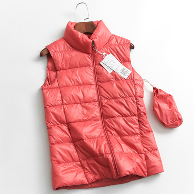 Lengva moteriška liemenė su užtrauktuku ir aukšta apykakle