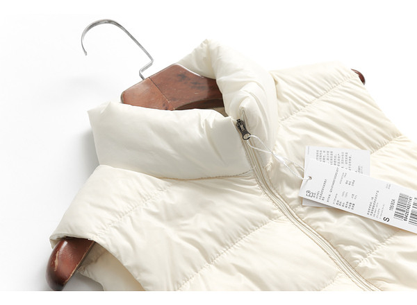 Lengva moteriška liemenė su užtrauktuku ir aukšta apykakle