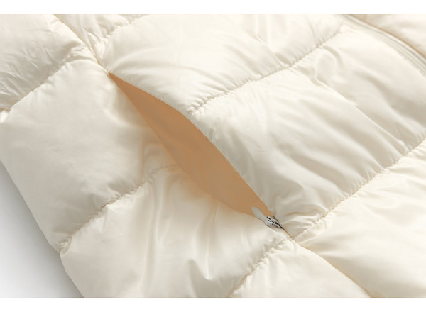 Lengva moteriška liemenė su užtrauktuku ir aukšta apykakle