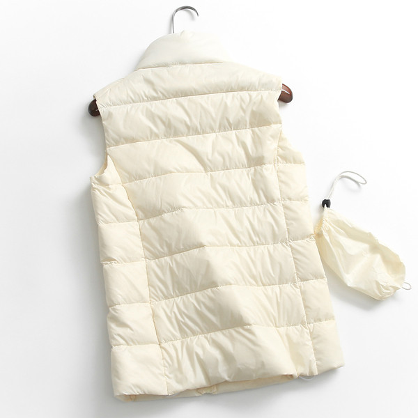 Lengva moteriška liemenė su užtrauktuku ir aukšta apykakle