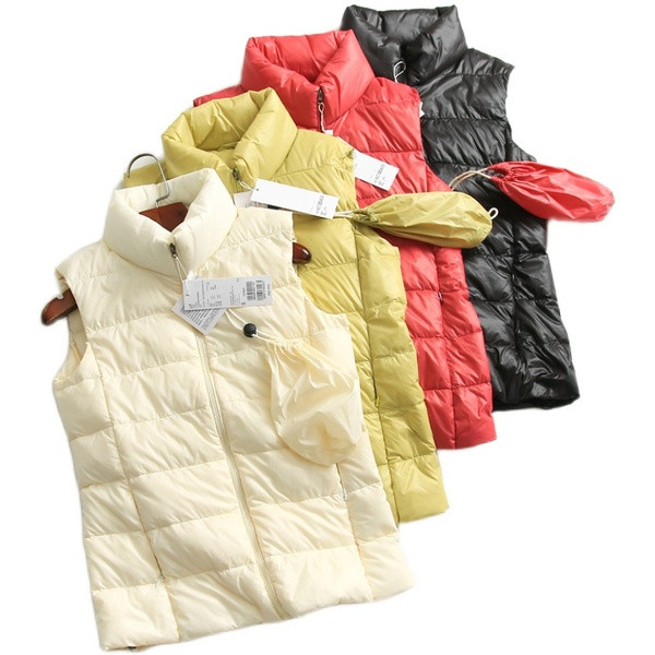 Lengva moteriška liemenė su užtrauktuku ir aukšta apykakle