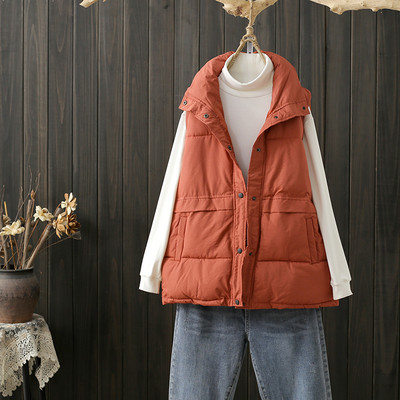 Nööpide ja kõrge kraega naiste vest