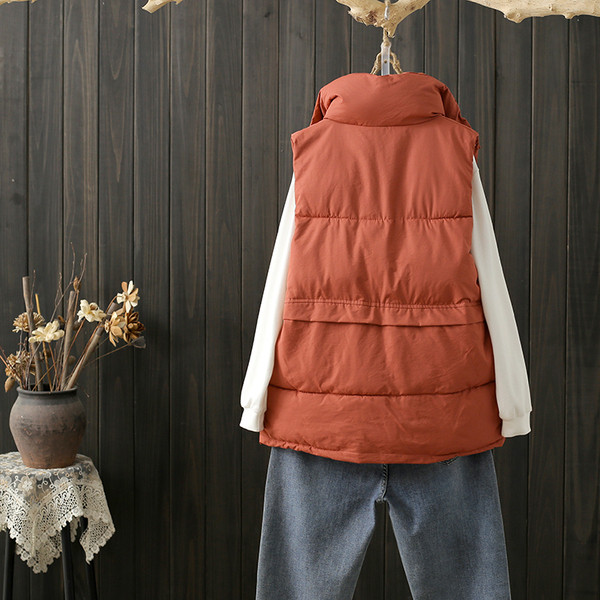 Nööpide ja kõrge kraega naiste vest