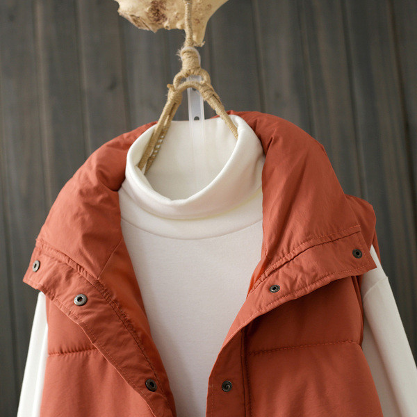 Nööpide ja kõrge kraega naiste vest