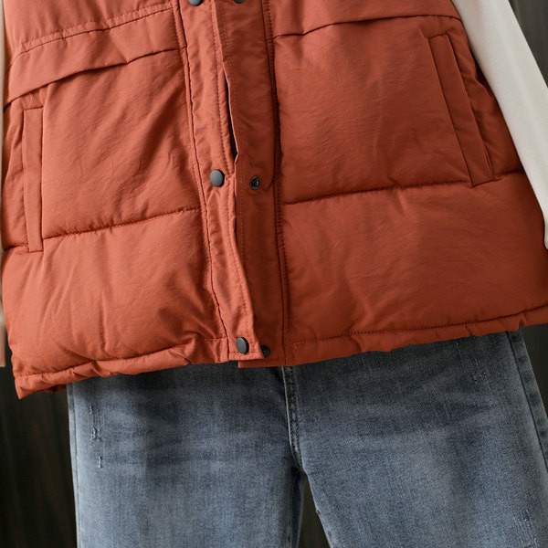 Nööpide ja kõrge kraega naiste vest